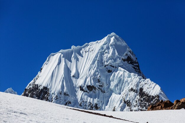 Bellissimi paesaggi di montagne nella Cordillera Huayhuash, Perù, Sud America