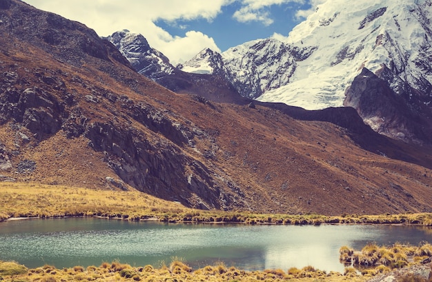 Bellissimi paesaggi di montagne nella Cordillera Huayhuash, Perù, Sud America