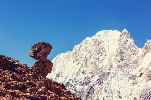 Bellissimi paesaggi di montagne nella Cordillera Huayhuash, Perù, Sud America