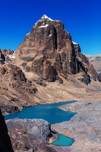 Bellissimi paesaggi di montagne nella Cordillera Huayhuash, Perù, Sud America