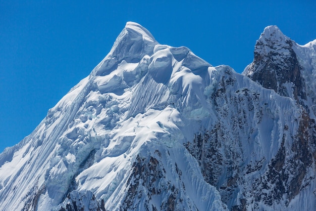 Bellissimi paesaggi di montagne nella Cordillera Huayhuash, Perù, Sud America