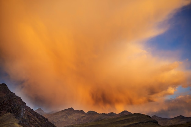 Bellissimi paesaggi di montagne nella Cordillera Huayhuash, Perù, Sud America