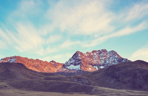 Bellissimi paesaggi di montagne nella Cordillera Huayhuash, Perù, Sud America