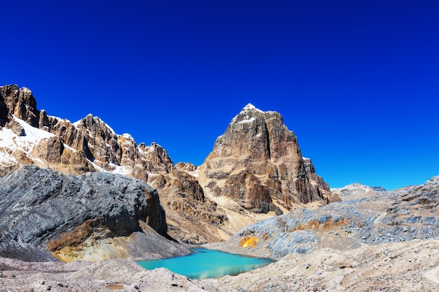 Bellissimi paesaggi di montagne nella Cordillera Huayhuash, Perù, Sud America