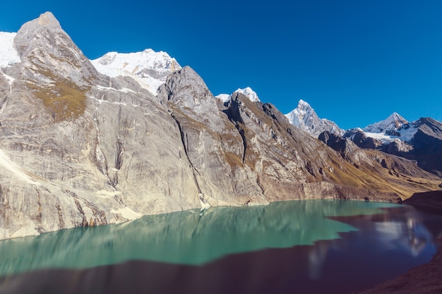 Bellissimi paesaggi di montagne nella Cordillera Huayhuash, Perù, Sud America