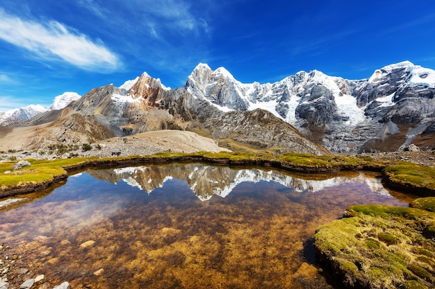 Bellissimi paesaggi di montagne nella Cordillera Huayhuash, Perù, Sud America