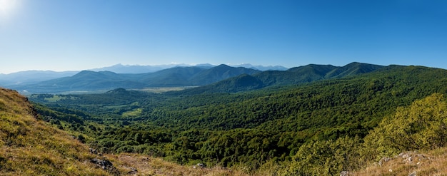 Bellissimi paesaggi in Adygea verdi alte montagne i ponti di osservazione del fiume Belaya