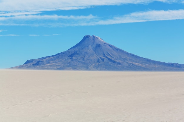 Bellissimi paesaggi naturali montagne vulcano regione delle Ande, Bolivia