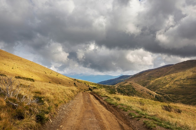 Bellissimi paesaggi naturali nelle montagne dei Carpazi