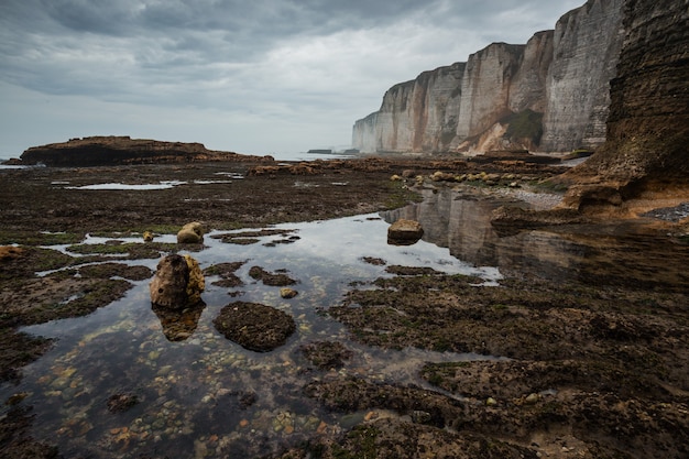 Bellissimi paesaggi sulla scogliera di Etretat in una giornata nuvolosa. Francia