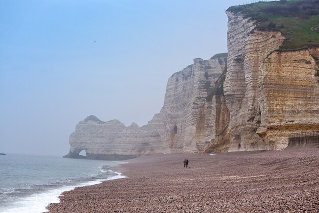 Bellissimi paesaggi sulla scogliera di Etretat in una giornata nuvolosa. Francia