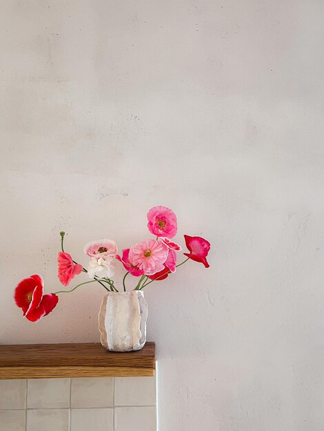 Bellissimi papaveri rosa in vaso su sfondo rurale lunatico Eleganti fiori still life in casa composizione artistica Carta da parati floreale verticale