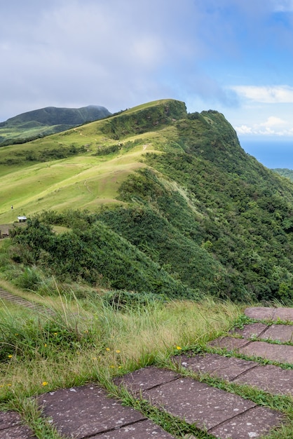 Bellissimi prati, praterie nella valle di Taoyuan, il sentiero di montagna Caoling passa sopra la vetta del monte. Wankengtou a Taiwan.