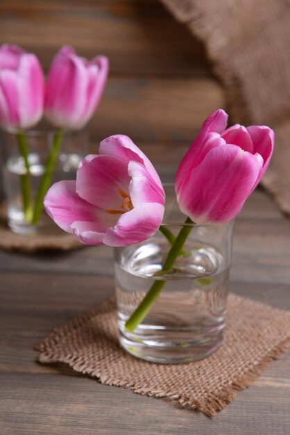 Bellissimi tulipani in secchio in vaso sul tavolo su sfondo grigio