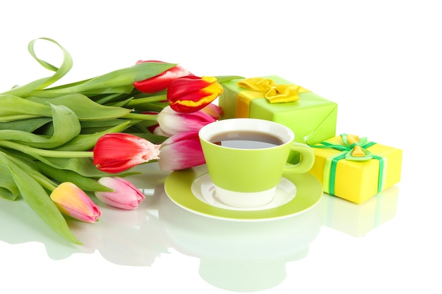 Bellissimi tulipani nel secchio con regali e tazza di tè isolati su bianco