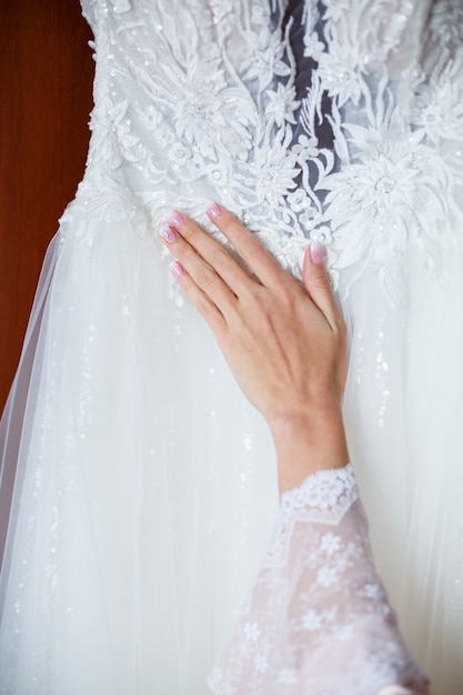 Bellissimo abito da sposa per la sposa il giorno del matrimonio