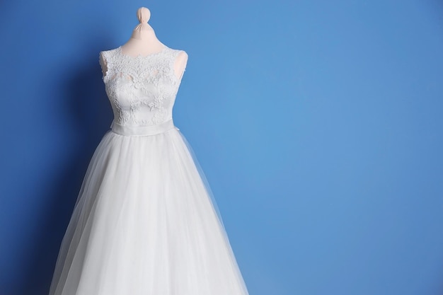 Bellissimo abito da sposa sullo sfondo della parete