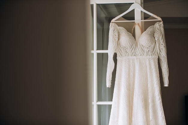 Bellissimo abito di pizzo bianco per la sposa in hotel