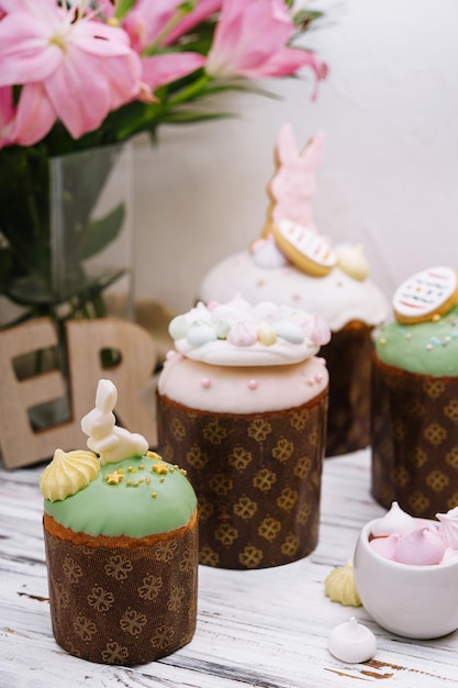 Bellissimo addobbo pasquale con coniglietti di meringa e fiori in colori pastello