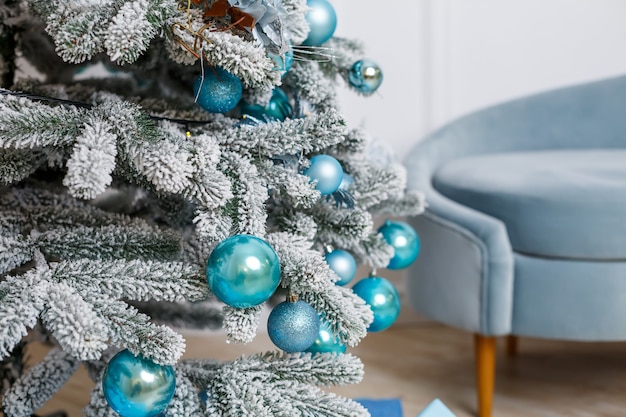 Bellissimo albero di Natale all'interno di uno studio fotografico, camera da letto, decorazione di Capodanno invernale. Palline blu Giocattoli di Natale. Il nuovo anno è presto