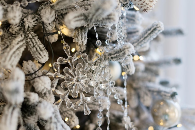 Bellissimo albero di Natale con decorazioni