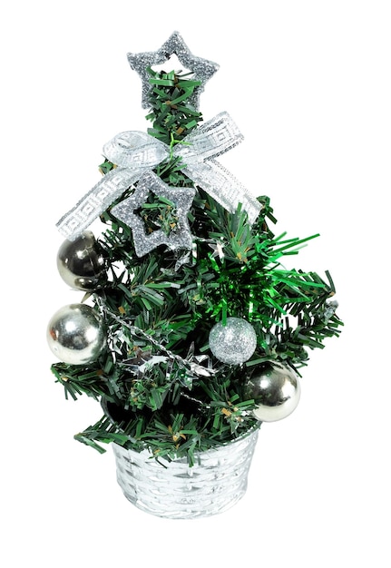 Bellissimo albero di natale con ornamento patchwork argenteo isolato su sfondo bianco