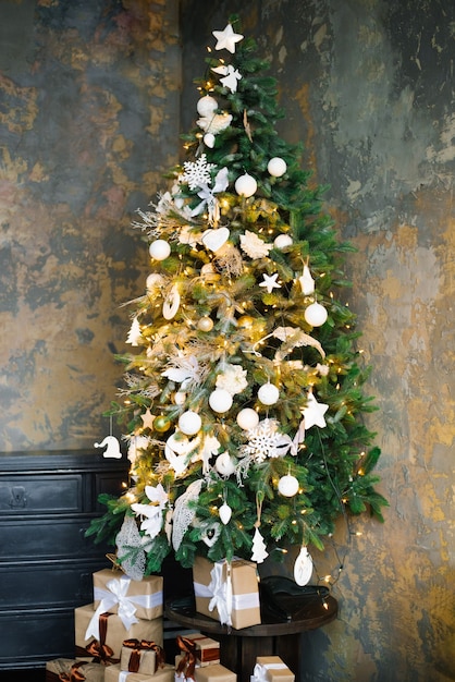 Bellissimo albero di Natale decorato con giocattoli e luci