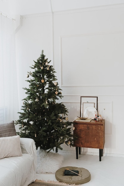 Bellissimo albero di Natale decorato Soggiorno decorato per la celebrazione del Capodanno di Natale Concetto di interior design moderno per la casa con mobili da divano