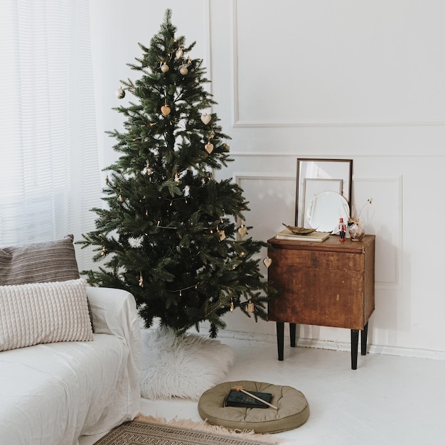 Bellissimo albero di Natale decorato Soggiorno decorato per la celebrazione del Capodanno di Natale Concetto di interior design moderno per la casa con mobili da divano