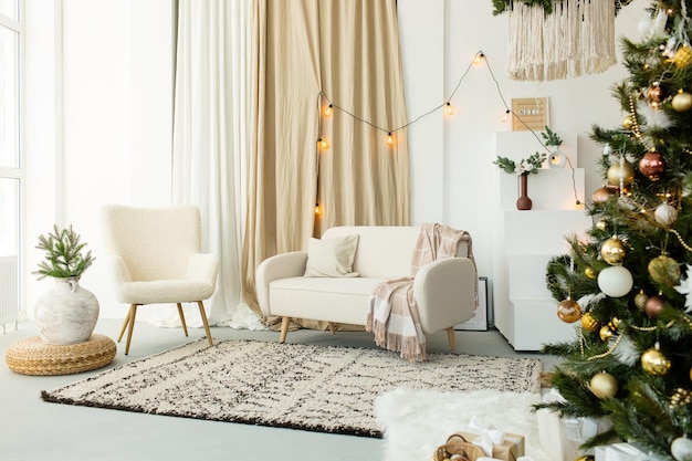 Bellissimo albero di Natale e divano nel soggiorno contemporaneo Interior design