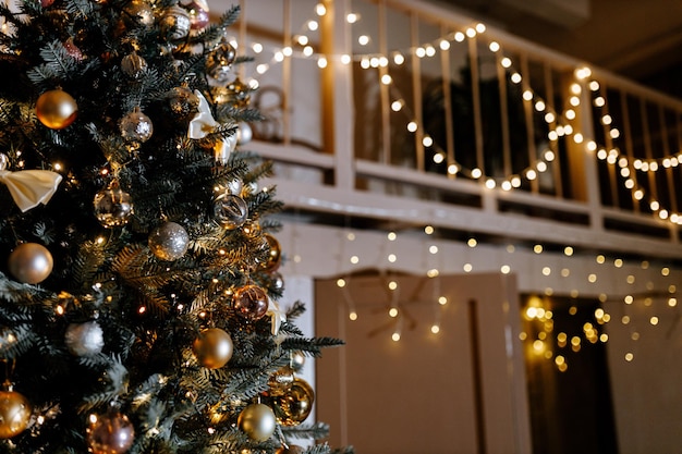 Bellissimo albero di Natale in primo piano serale