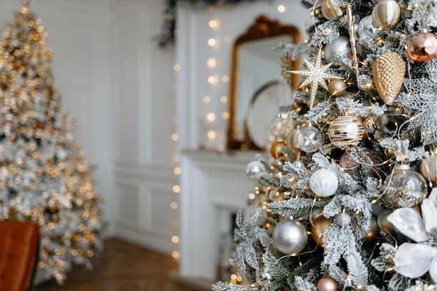 Bellissimo albero di Natale in un luminoso soggiorno decorato