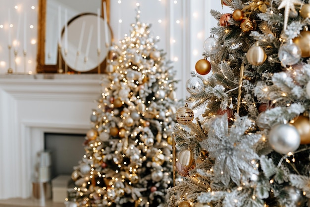 Bellissimo albero di Natale in un luminoso soggiorno decorato