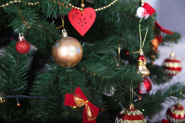 Bellissimo albero di Natale verde con palline dorate e rosse