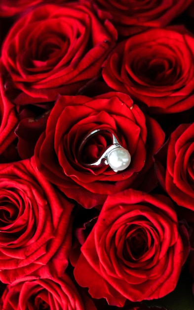 Bellissimo anello di perle in oro bianco e bouquet di rose rosse, gioielli di lusso, regalo d'amore per San Valentino e vacanze romantiche