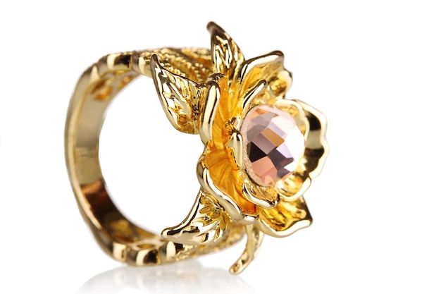 Bellissimo anello in oro con pietra preziosa isolata su bianco