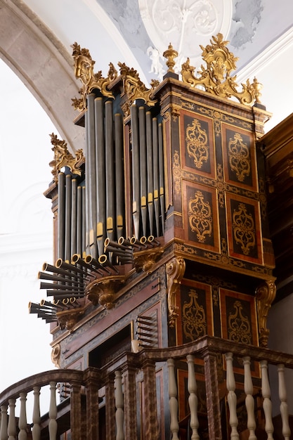 Bellissimo antico organo a canne all'interno della chiesa di Carmo, situato a Faro, Portogallo