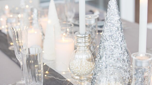 Bellissimo apparecchiare la tavola con decorazioni natalizie Colori argento