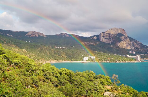 Bellissimo arcobaleno su una baia di Laspi