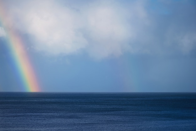 Bellissimo arcobaleno sull&#39;orizzonte oceanico