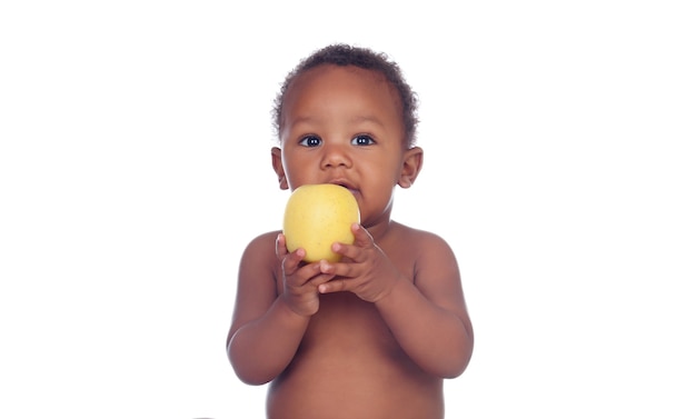 Bellissimo bambino africano con una mela isolata su uno sfondo bianco