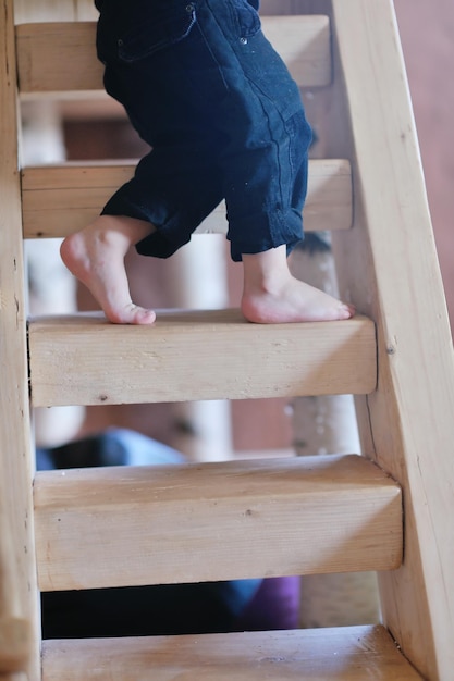 bellissimo bambino che fa i primi passi e si diverte nel parco giochi