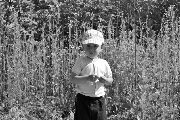 Bellissimo bambino con il volto del bambino in posa fotografo