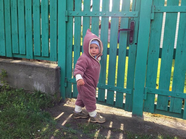 Bellissimo bambino con il volto del bambino in posa fotografo