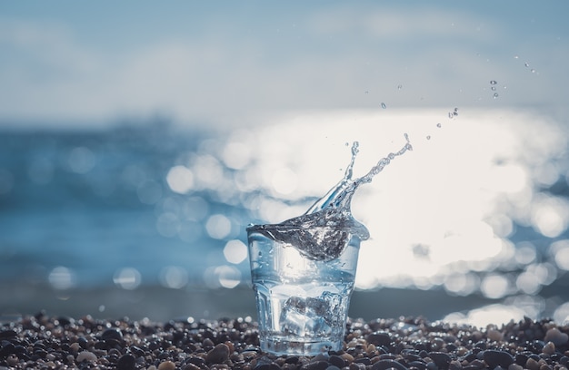 Bellissimo bicchiere con ghiaccio e acqua minerale pura