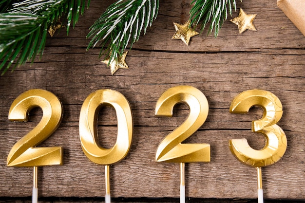 Bellissimo biglietto di auguri con i numeri 2023 su un vecchio tavolo in legno vista dall'alto Natale e Capodanno