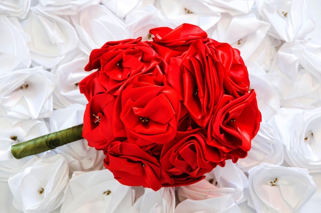 Bellissimo bouquet artificiale di rose rosse