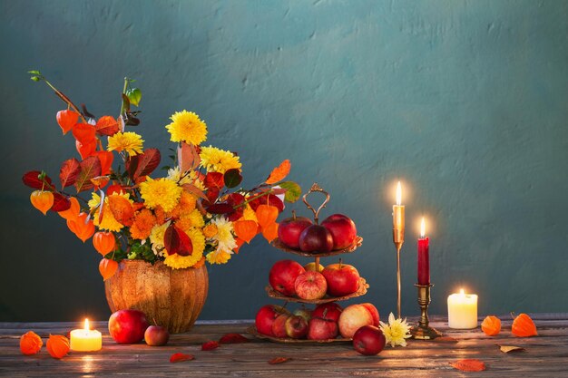 Bellissimo bouquet autunnale sul tavolo di legno sul muro scuro