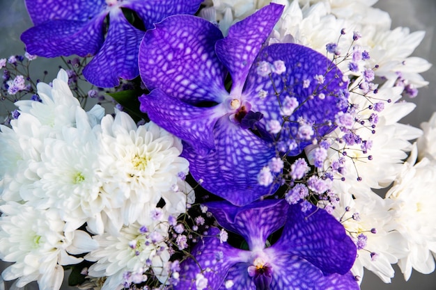 Bellissimo bouquet con orchidee viola e crisantemi bianchi Celebrazione del regalo romantico
