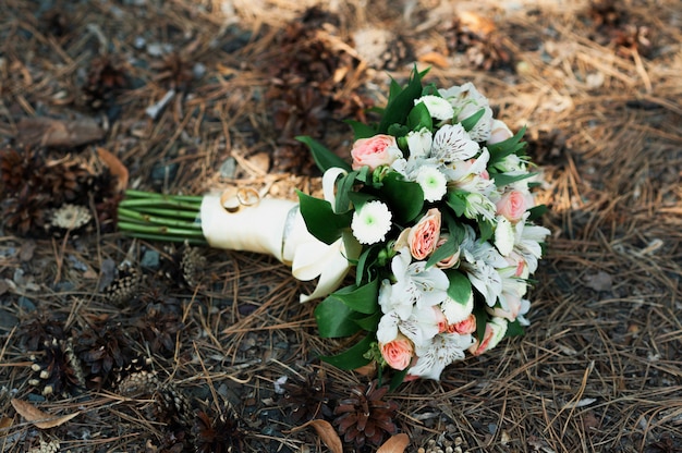 Bellissimo bouquet da sposa a terra